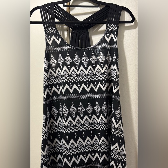 Other - Black and White Patterned Women's Top